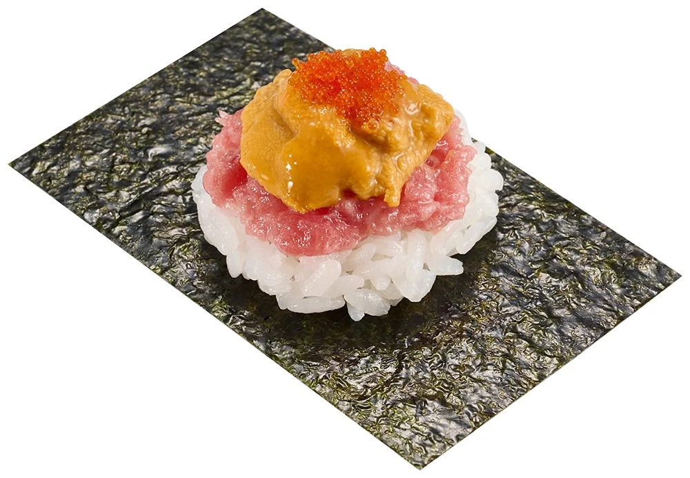 うにとネギトロ、数の子バラコを組み合わせた創作包み
