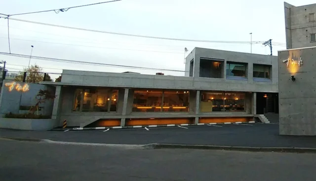 札幌味噌ラーメンの名店「すみれ」本店のモダンな外観。