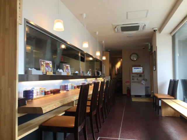 札幌味噌ラーメンの名店「すみれ」本店の清潔感のあるカウンター席の内観。
