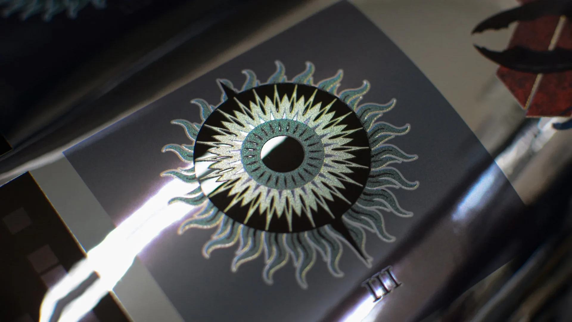 メタルステッカーの鏡面反射と繊細な砂目質感の拡大