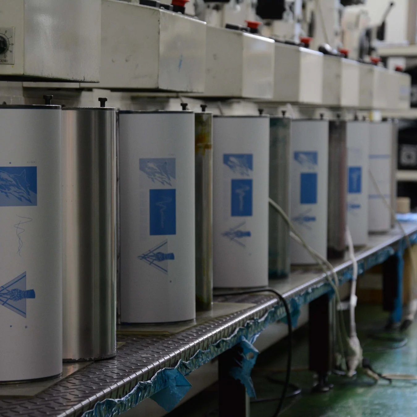 ずらりと並べられたオフセット印刷用版