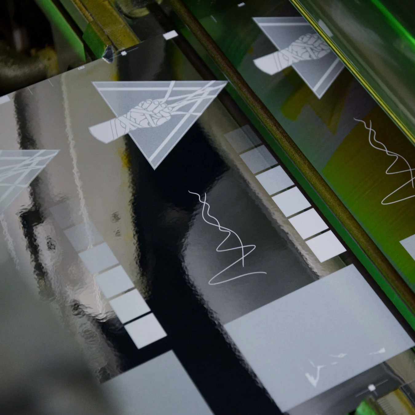 メタルステッカーへの下地ホワイト印刷工程