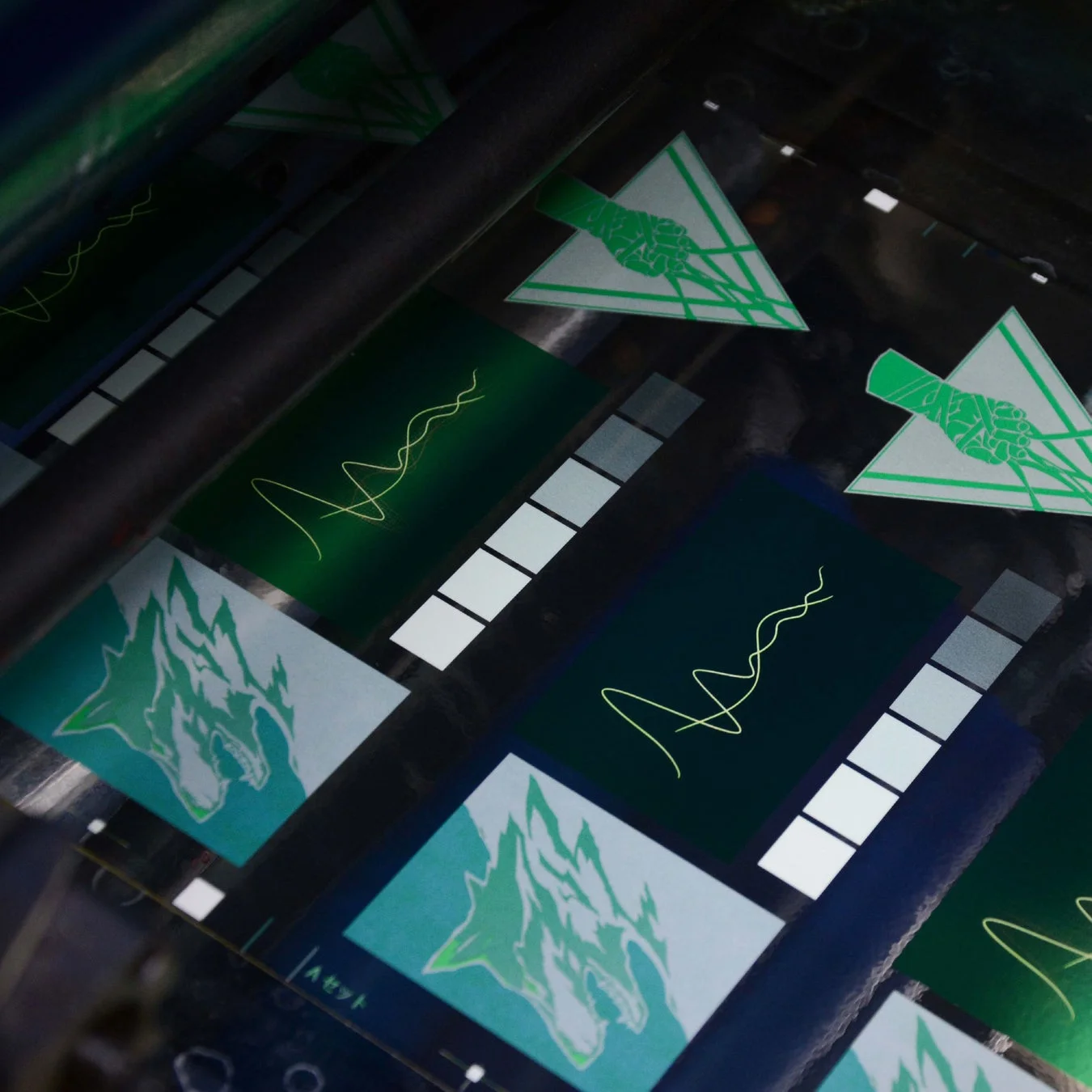 メタルステッカーへのイエローとシアンのカラー印刷工程