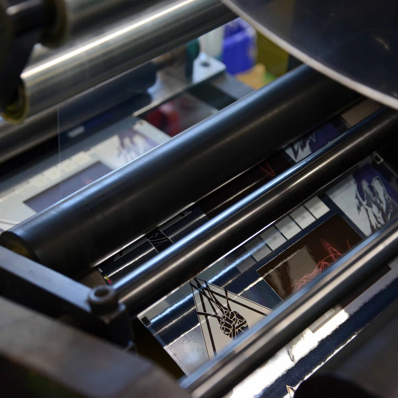 メタルステッカーのラミネート加工工程