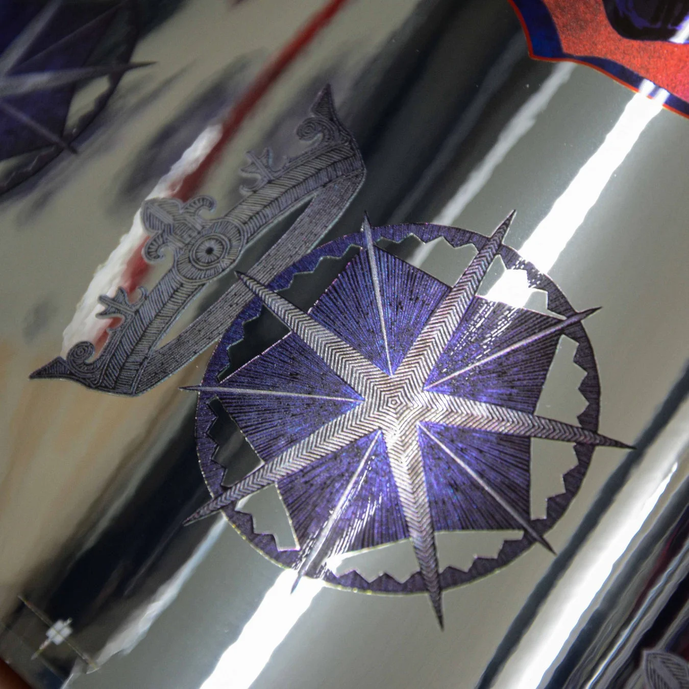 特殊印刷リオトーンによる「キング」ステッカーの細かな線表現