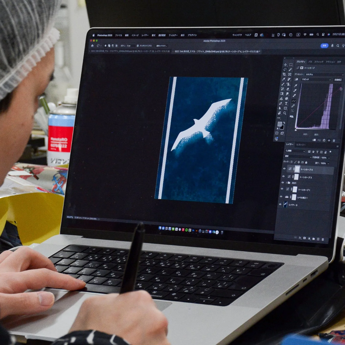 TORCH TORCHデザイナーによる色調チェック風景