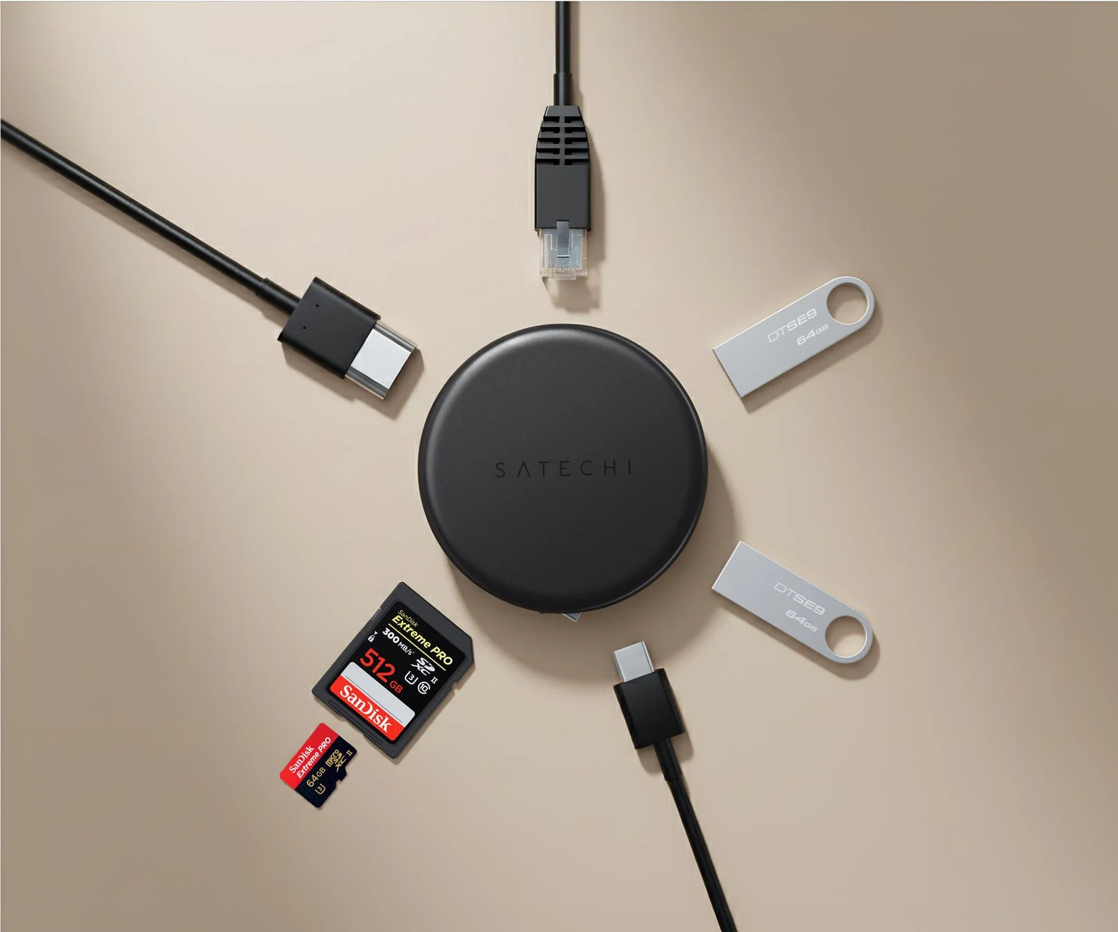 Satechiマルチポートアダプターの各ポートと接続機器を示す俯瞰写真