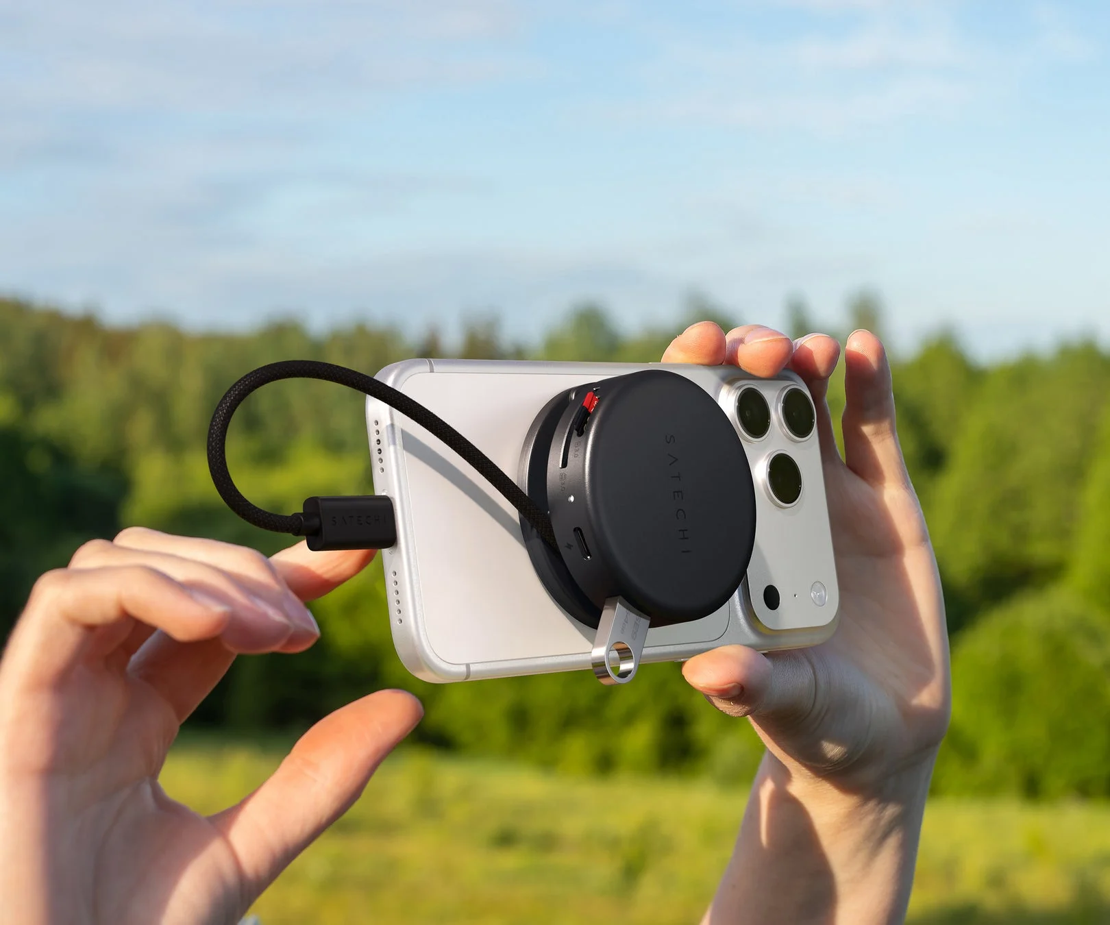 iPhoneの背面にSatechiマルチポートアダプターを装着して使用している様子