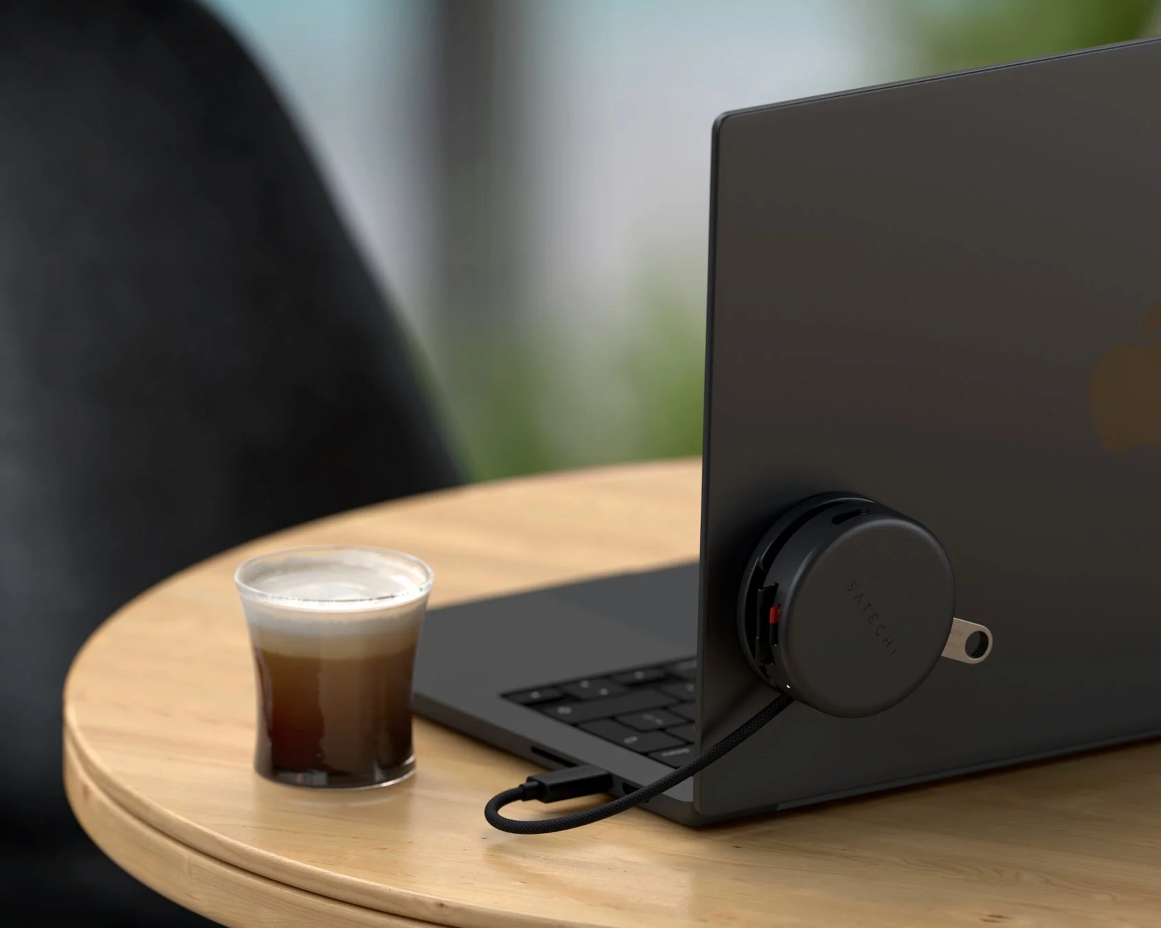 ノートPCの背面にSatechiマルチポートアダプターを装着して使用している様子