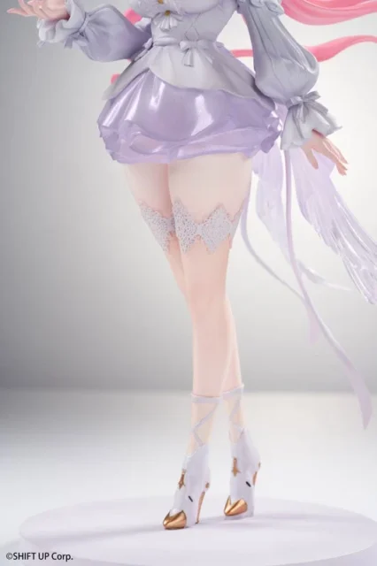 ドロシーフィギュアの足元と衣装のクローズアップ