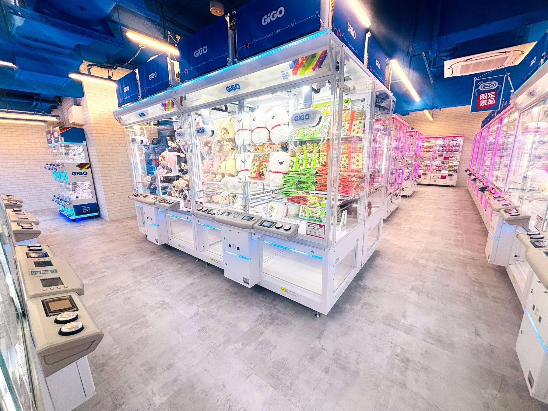 GiGOすすきの店内のクレーンゲームが並ぶ様子