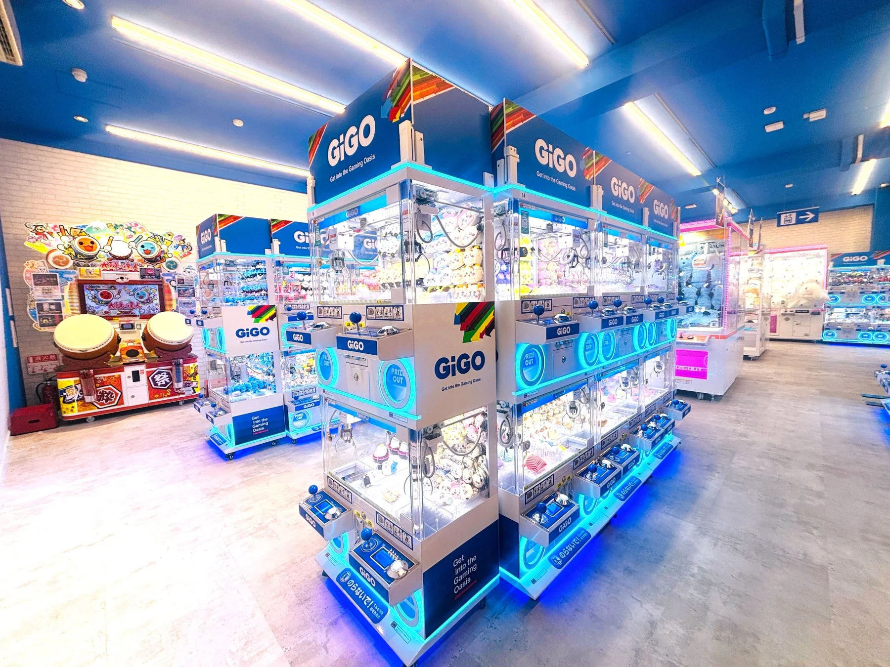 GiGOすすきの店内のクレーンゲームが奥まで続く様子