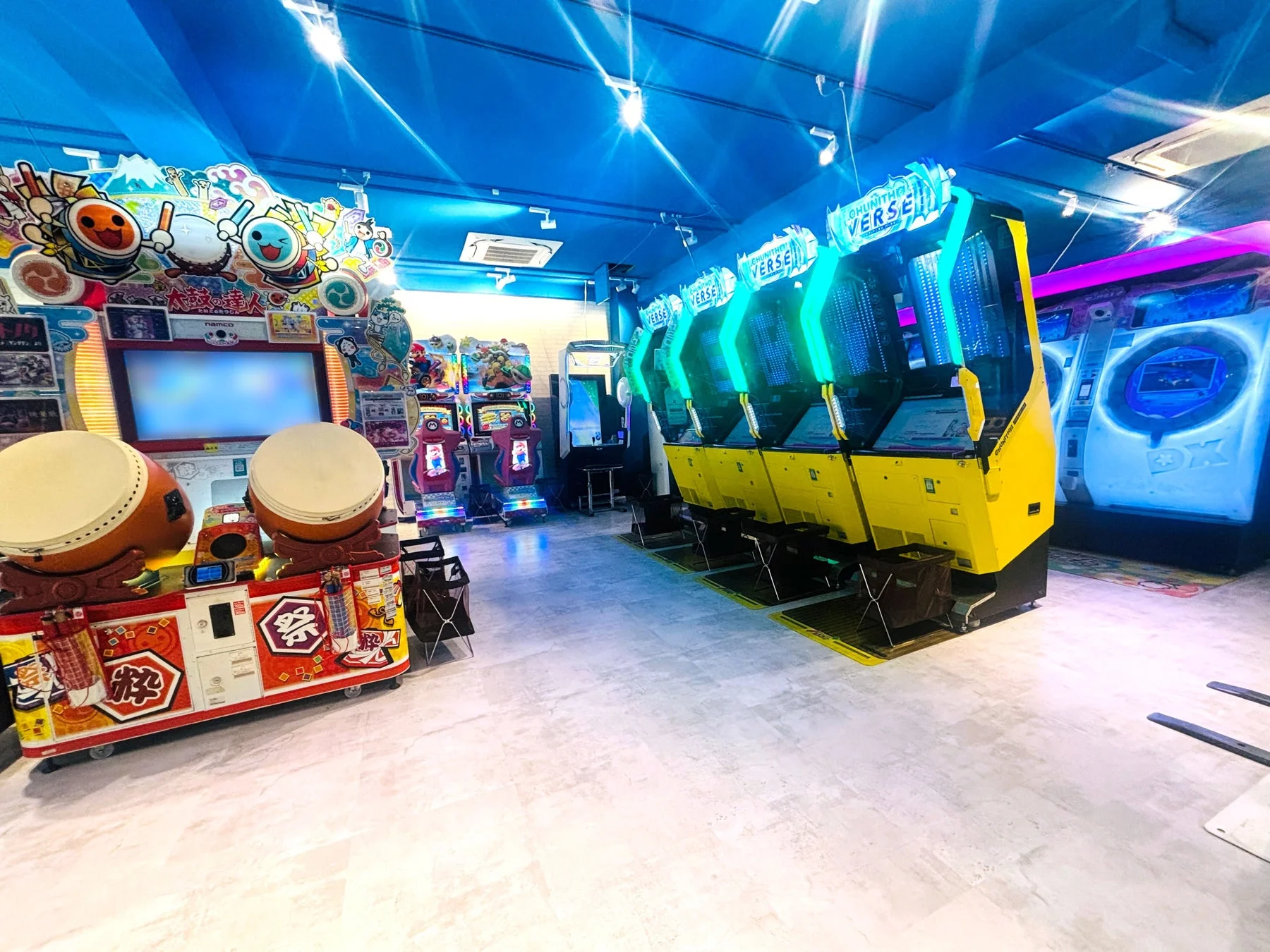 GiGOすすきの店内の最新音楽ゲーム機が並ぶ様子