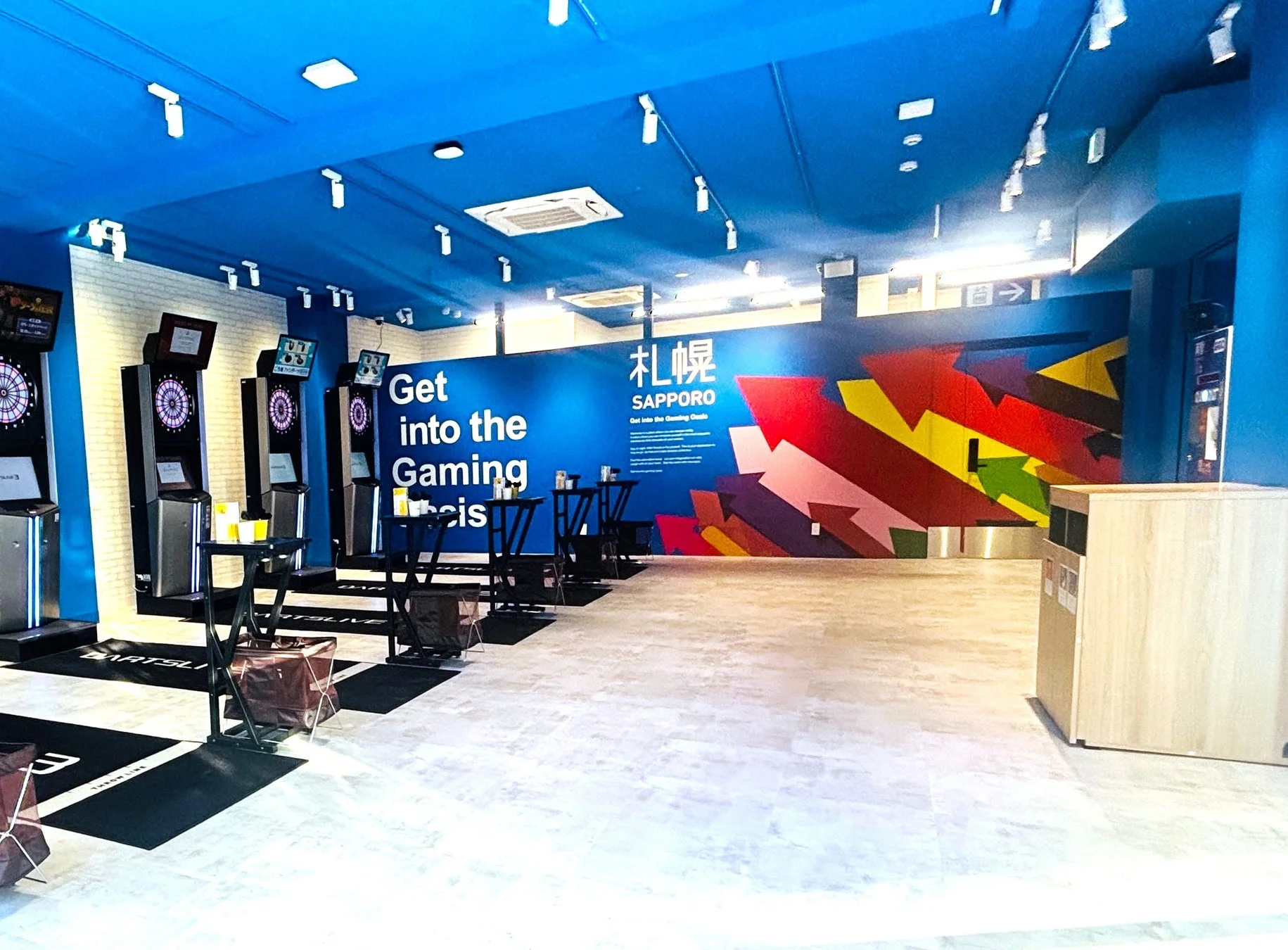 GiGOすすきの店内のダーツコーナーと壁面アート