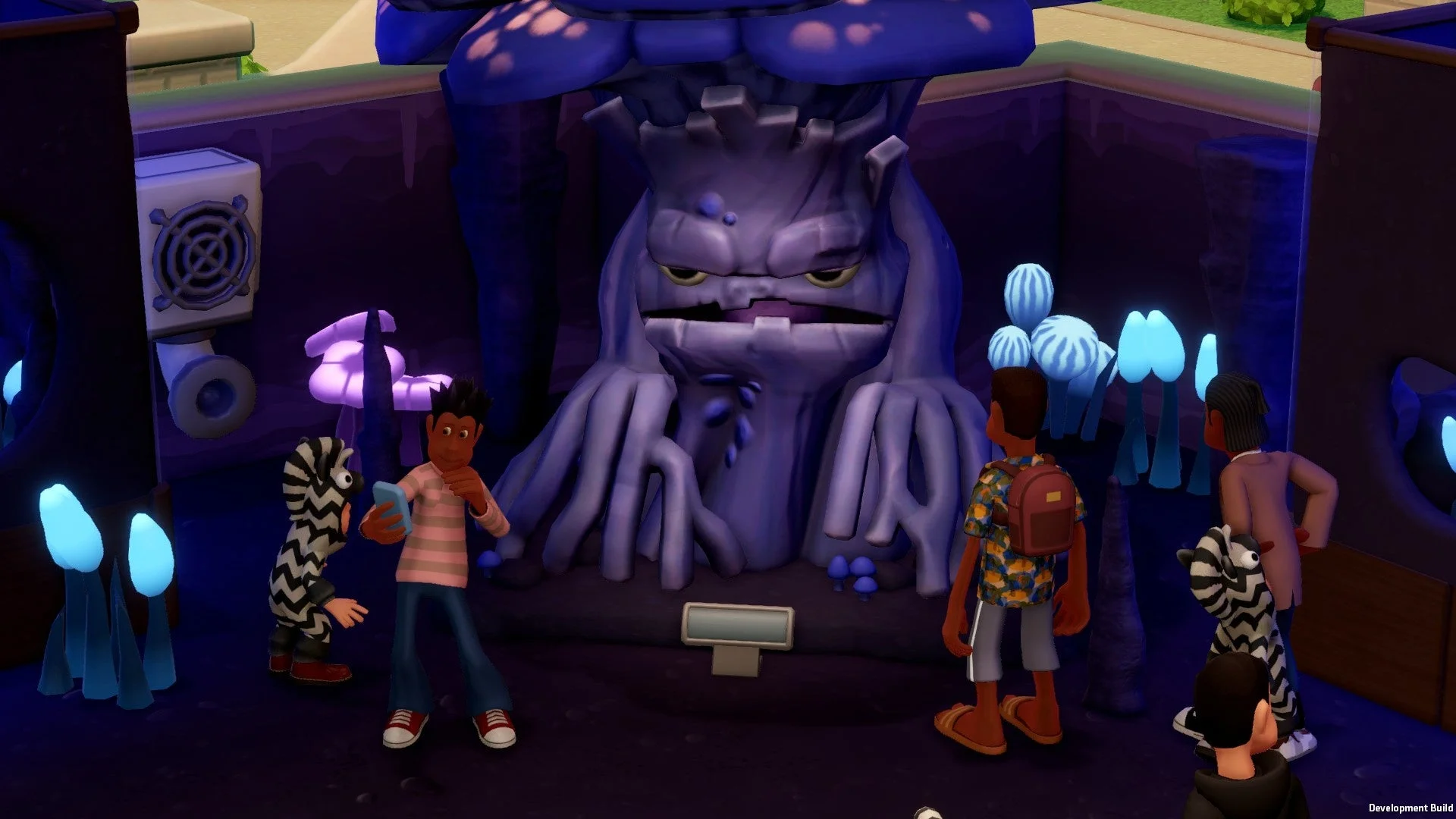 青く光るキノコと巨大な石像のような展示品が並ぶ博物館