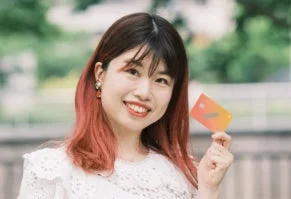 株式会社スマートバンクUXリサーチャー瀧本はろか氏の笑顔のポートレート。