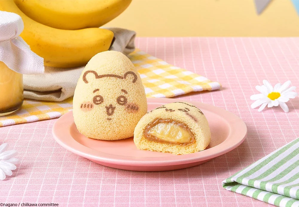 「ちいかわバナナプリンケーキ」の断面。バナナプリンカスタードとキャラメルクリームが見える。