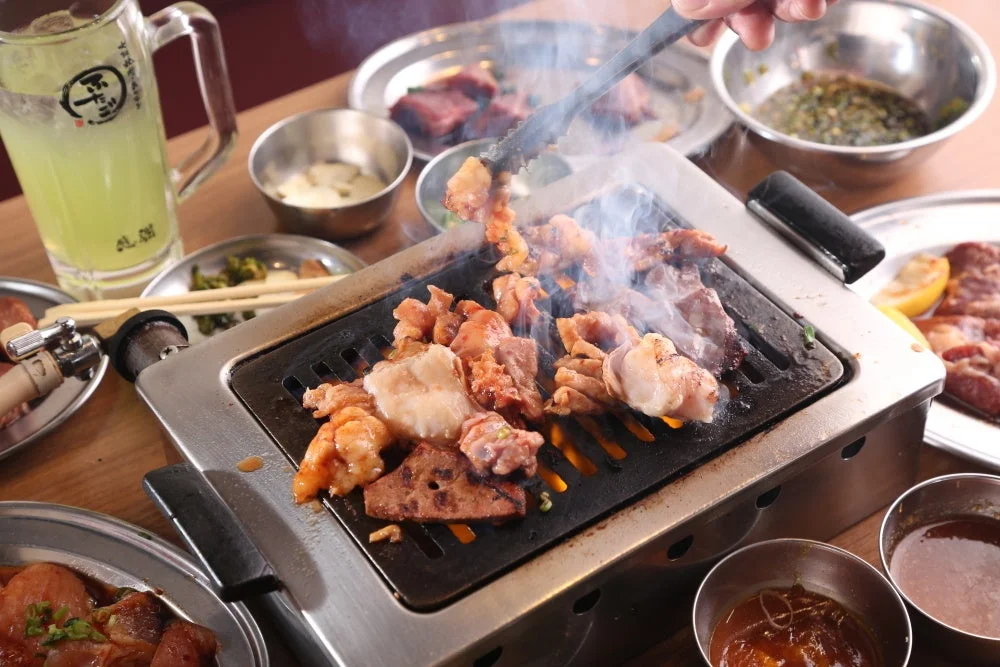 「大阪焼肉・ホルモン ふたご」で焼肉を楽しむ様子