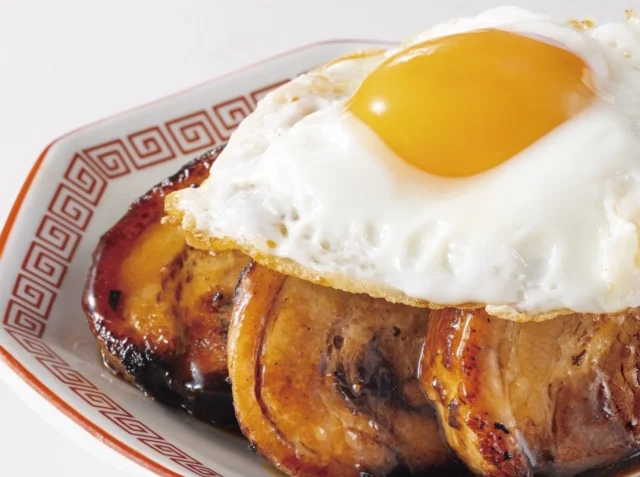 とろける黄身が絡んだ大阪王将『勝者のチャーシューエッグ』のアップ