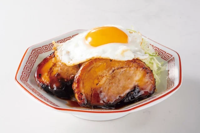 大阪王将『勝者のチャーシューエッグ』全体像、チャーシュー2枚盛り