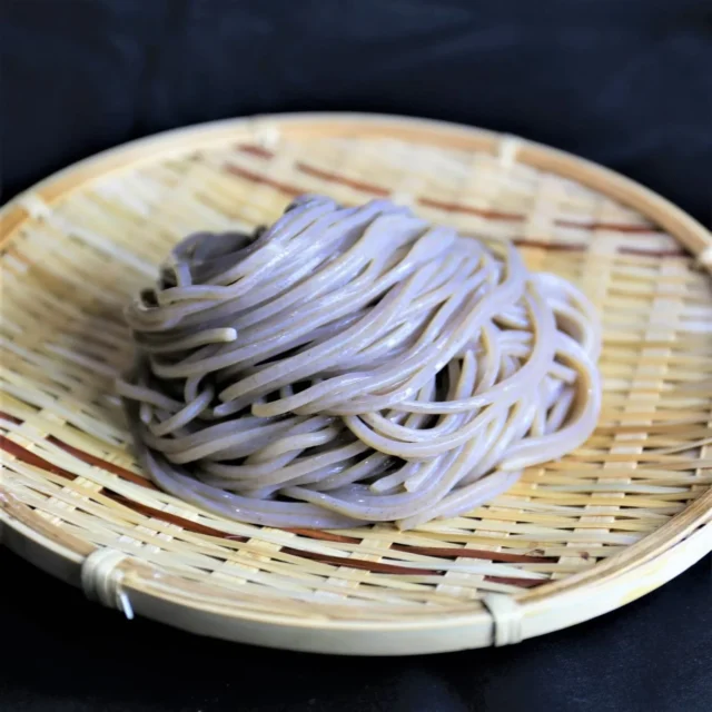 自社製麺所で製麺された、噛み応えのある太麺の田舎蕎麦