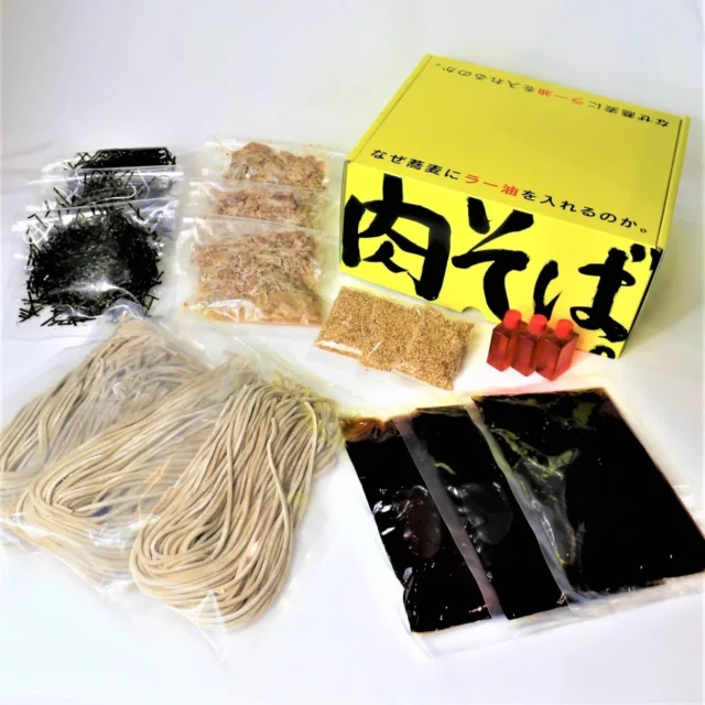 年越し肉そばBOXのセット内容。蕎麦、肉、つゆ、ラー油、ごま、海苔が確認できる