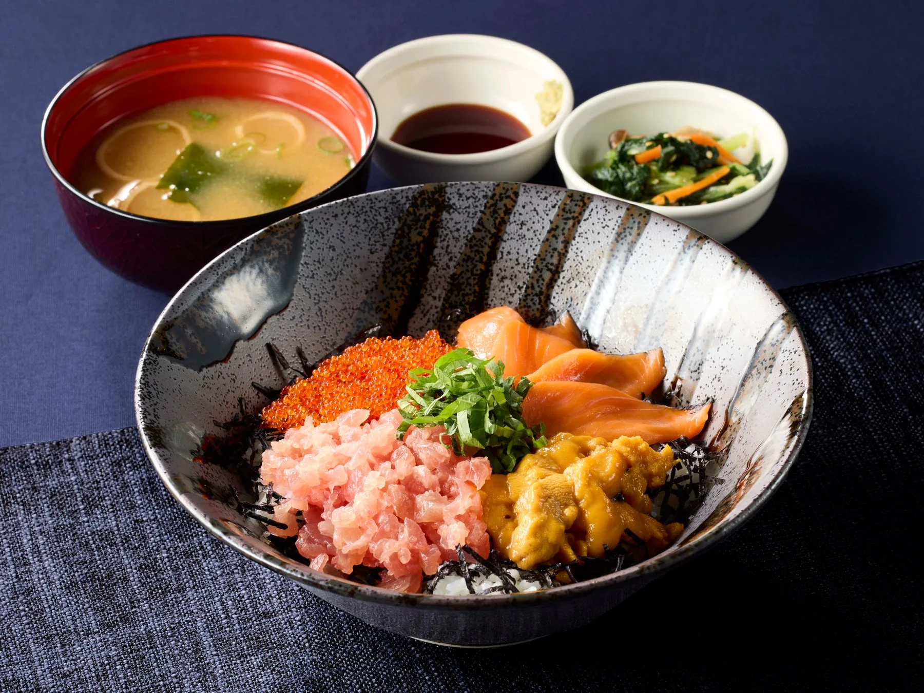 ココス「濃厚ウニの豪華四色丼」ウニ、まぐろたたき、サーモン、とびっこ