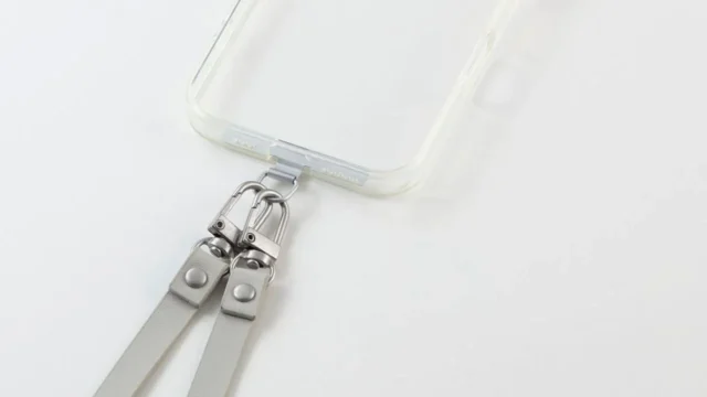 スマートフォンにストラップを取り付けたステンレスストラップホールシート