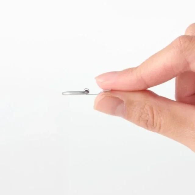 指で示す0.2mm厚の薄型ステンレスストラップホールシート