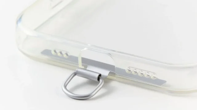 ケースにしっかりフィットする薄型ステンレスストラップホールシート