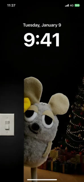 ライトアップ前で暗い部屋に映るぬいぐるみのスマホ壁紙