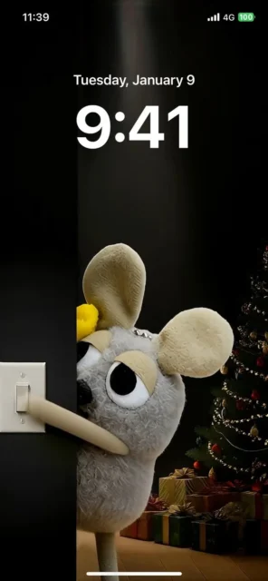 ぬいぐるみがライトスイッチを点灯させる瞬間のスマホ壁紙