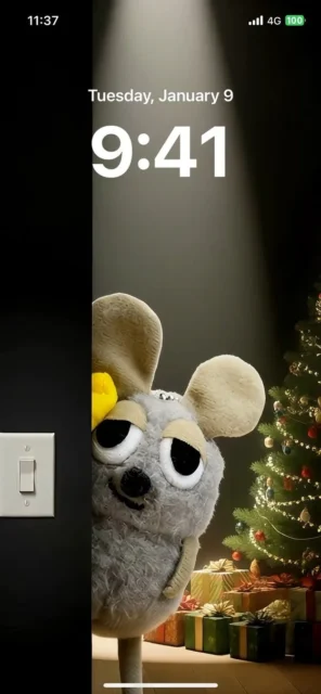 ライトアップされたクリスマスツリーとぬいぐるみのスマホ壁紙