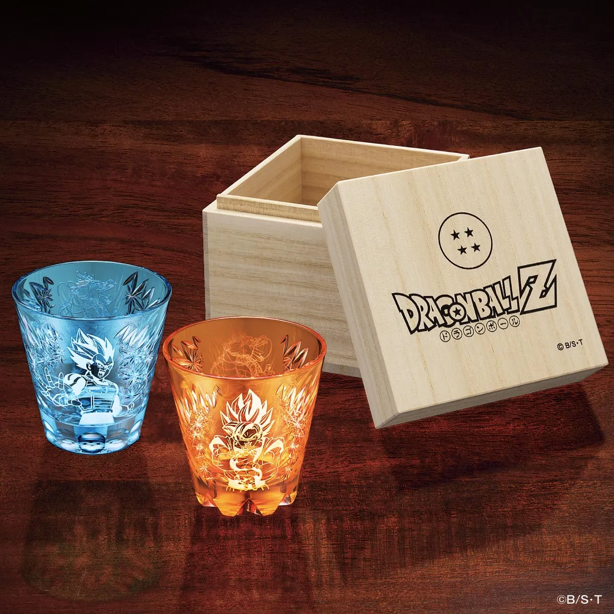 孫悟空とベジータの江戸切子グラス、特製桐箱に収められた様子