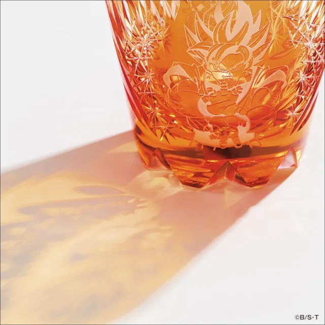 光を受けて輝く孫悟空の江戸切子グラスと美しい影