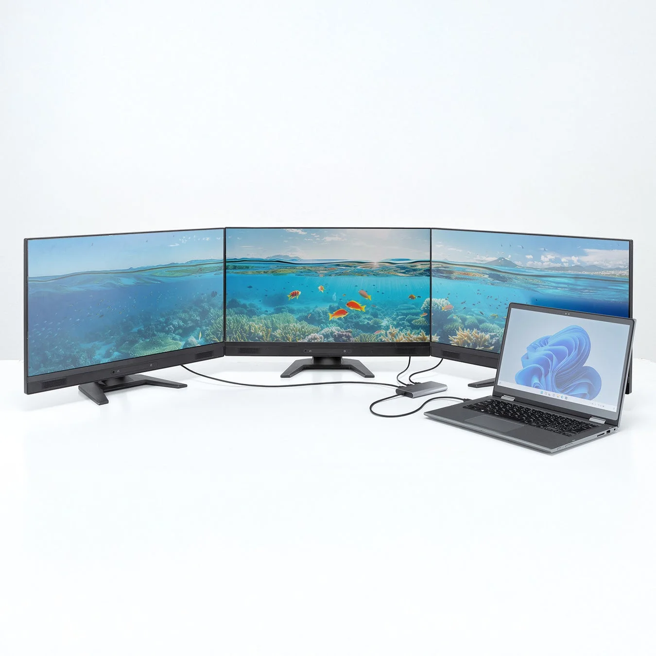 USB-HDMIディスプレイアダプタでノートパソコンから3台のモニターに映像出力している様子