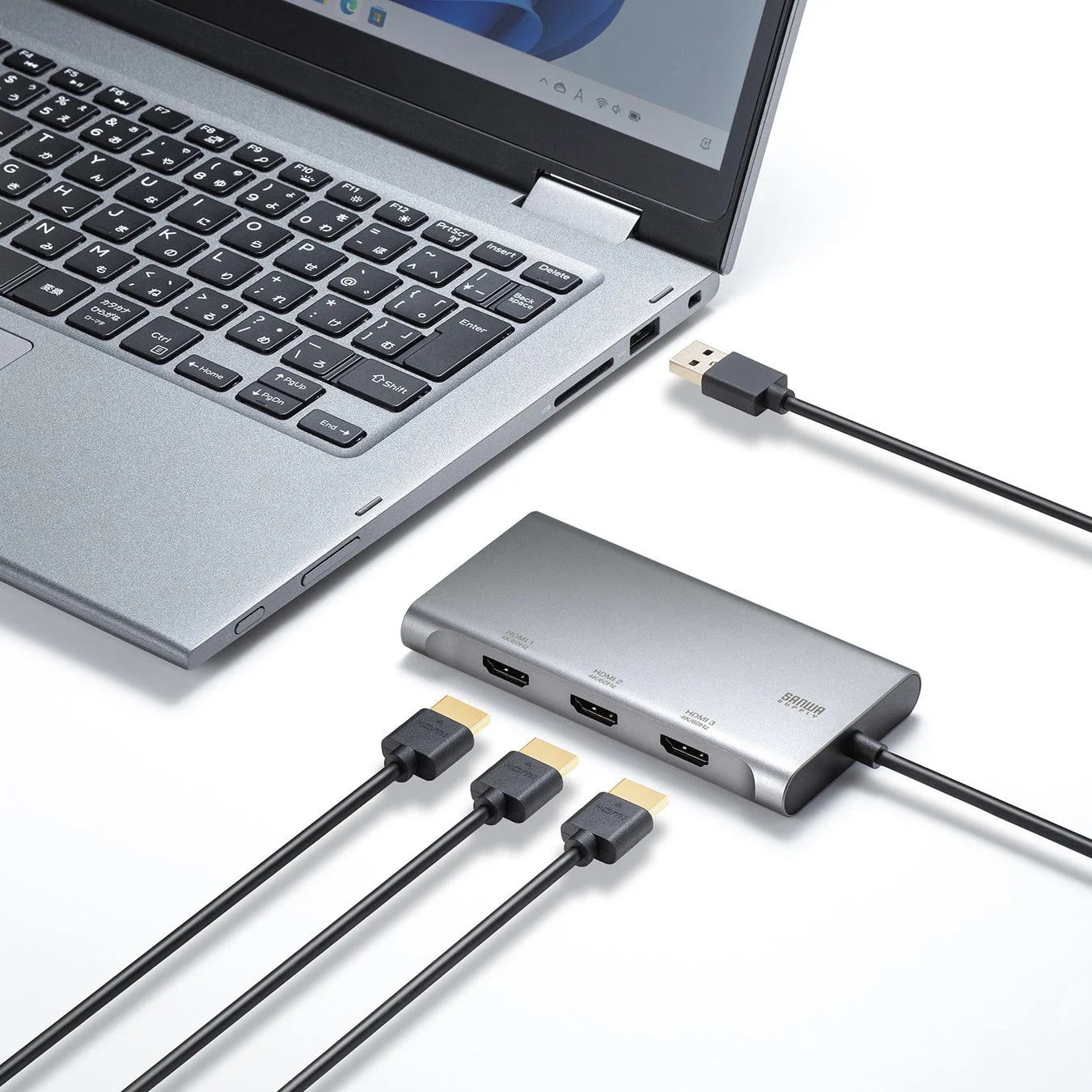 ディスプレイアダプタのHDMIポートにケーブルを接続し、ノートPCにUSB接続している様子