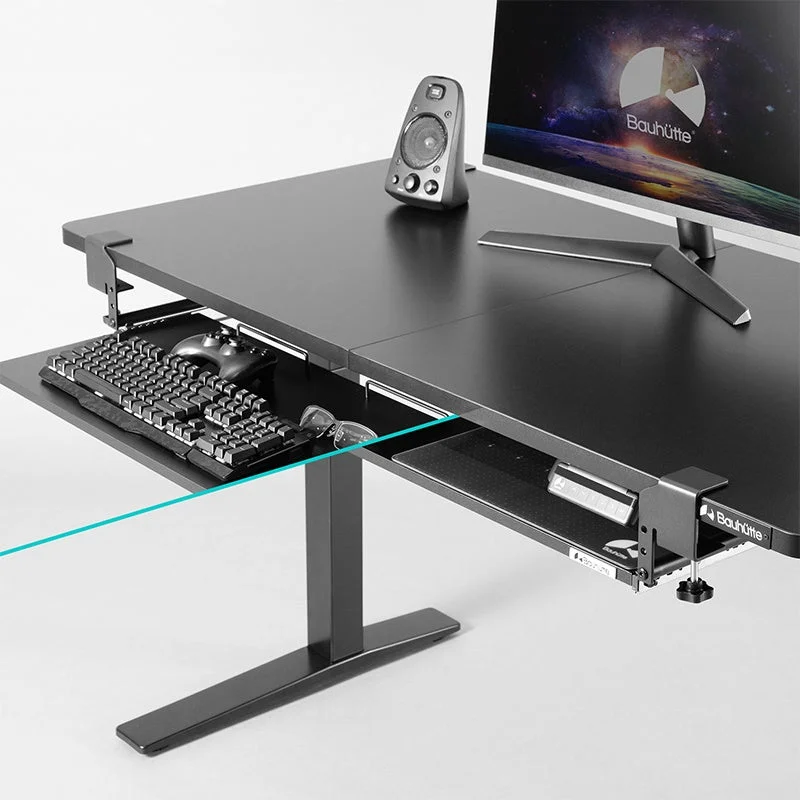 デスク下に収納された後付キーボードスライダー2にキーボードとマウスが置かれた状態