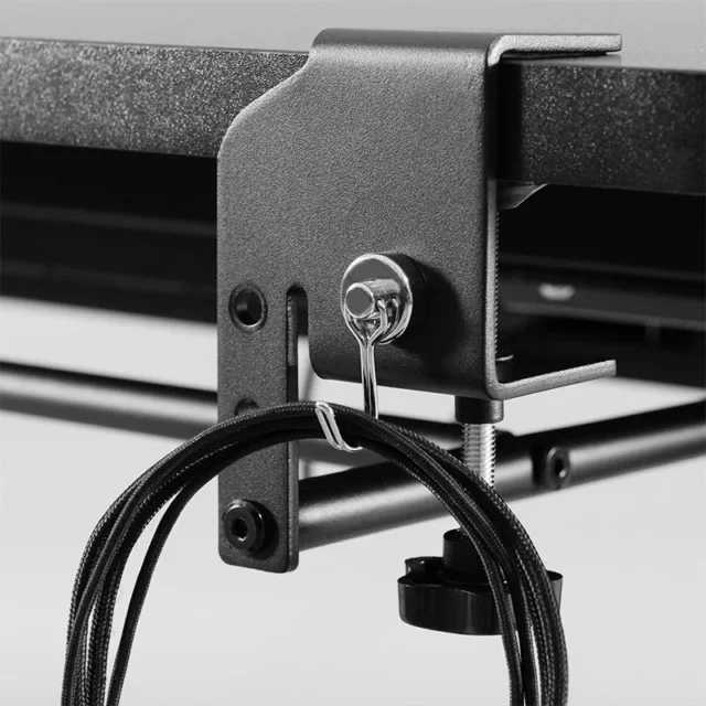 後付キーボードスライダー2のスチール製クランプにマグネットでケーブルを固定する様子