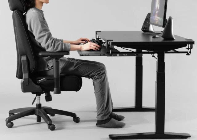 後付キーボードスライダー2を快適に使用するゲーマーの横からの視点