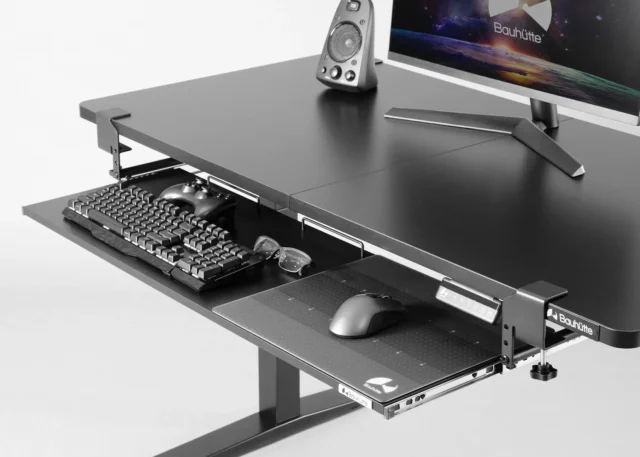 後付キーボードスライダー2にゲームデバイスを配置した作業環境の様子