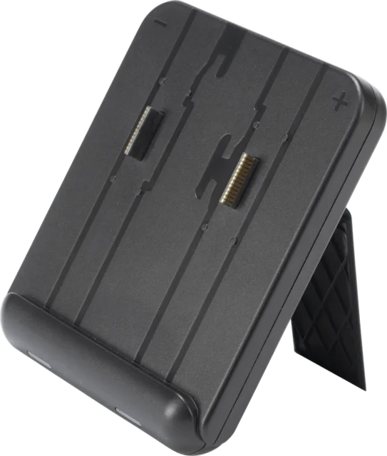 コントローラー充電スタンドの背面スタンドを起こした状態