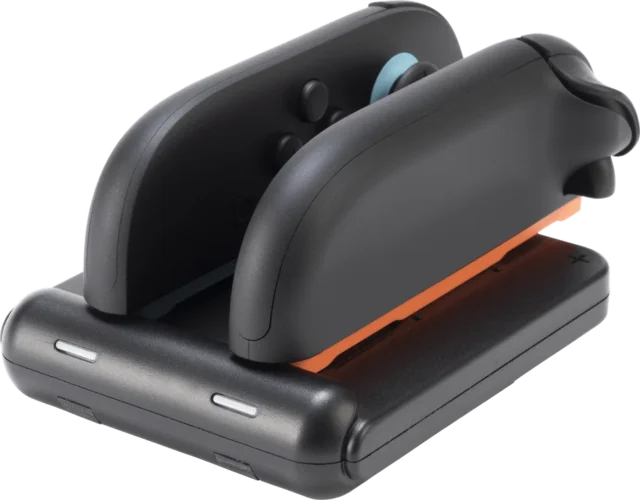 Joy-Con2が充電中のコントローラー充電スタンド（背面スタンド使用）