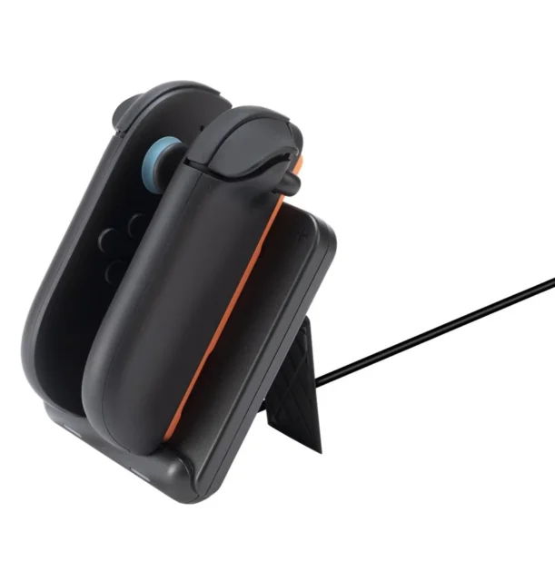 Joy-Con2が充電中のコントローラー充電スタンド（背面スタンド使用、ケーブル接続）