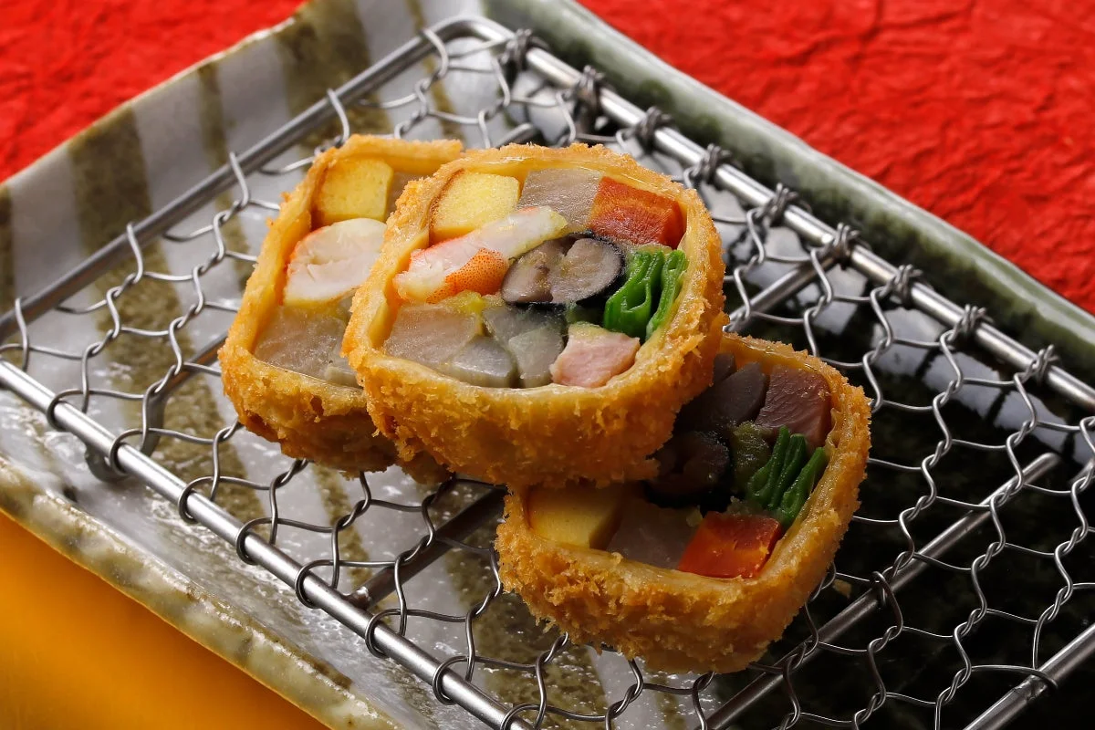 「宝巻きかつ」のクローズアップ。色とりどりの縁起食材が見える。