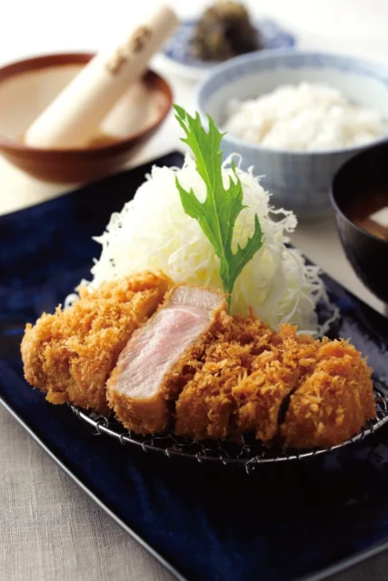 国産豚ヒレかつのクローズアップ。揚げたての断面が見える。