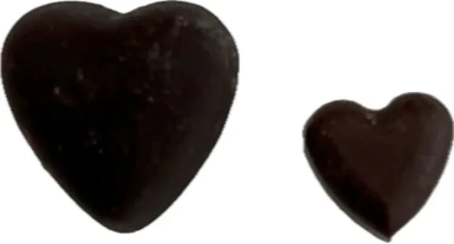 ラブラブポーションサーティワンに使用される大小2種類のハート型菓子