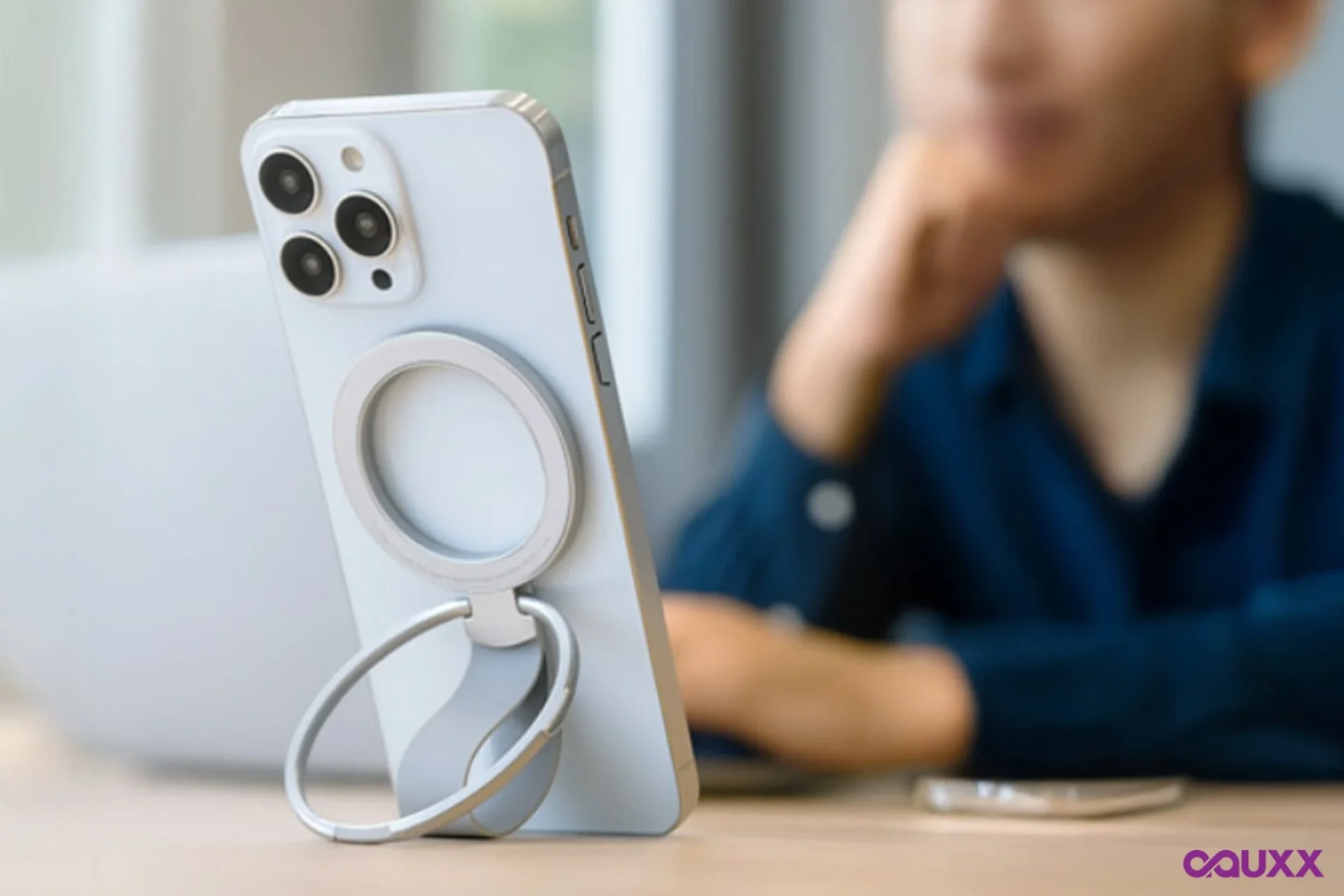 iRing Mag G1を装着したスマートフォンをスタンドとして使用する様子