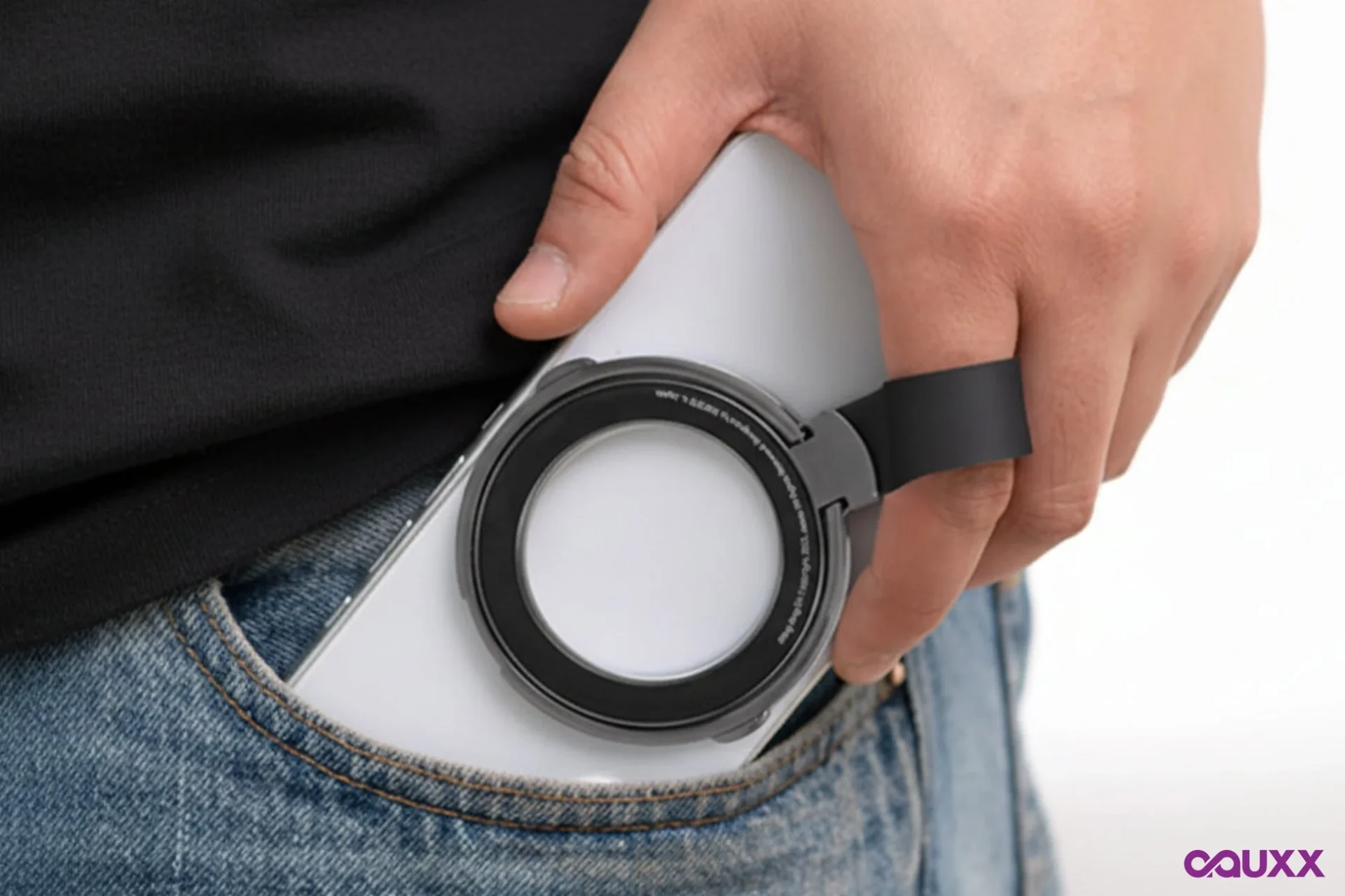 iRing Mag G1を指でグリップしてスマートフォンを操作する様子