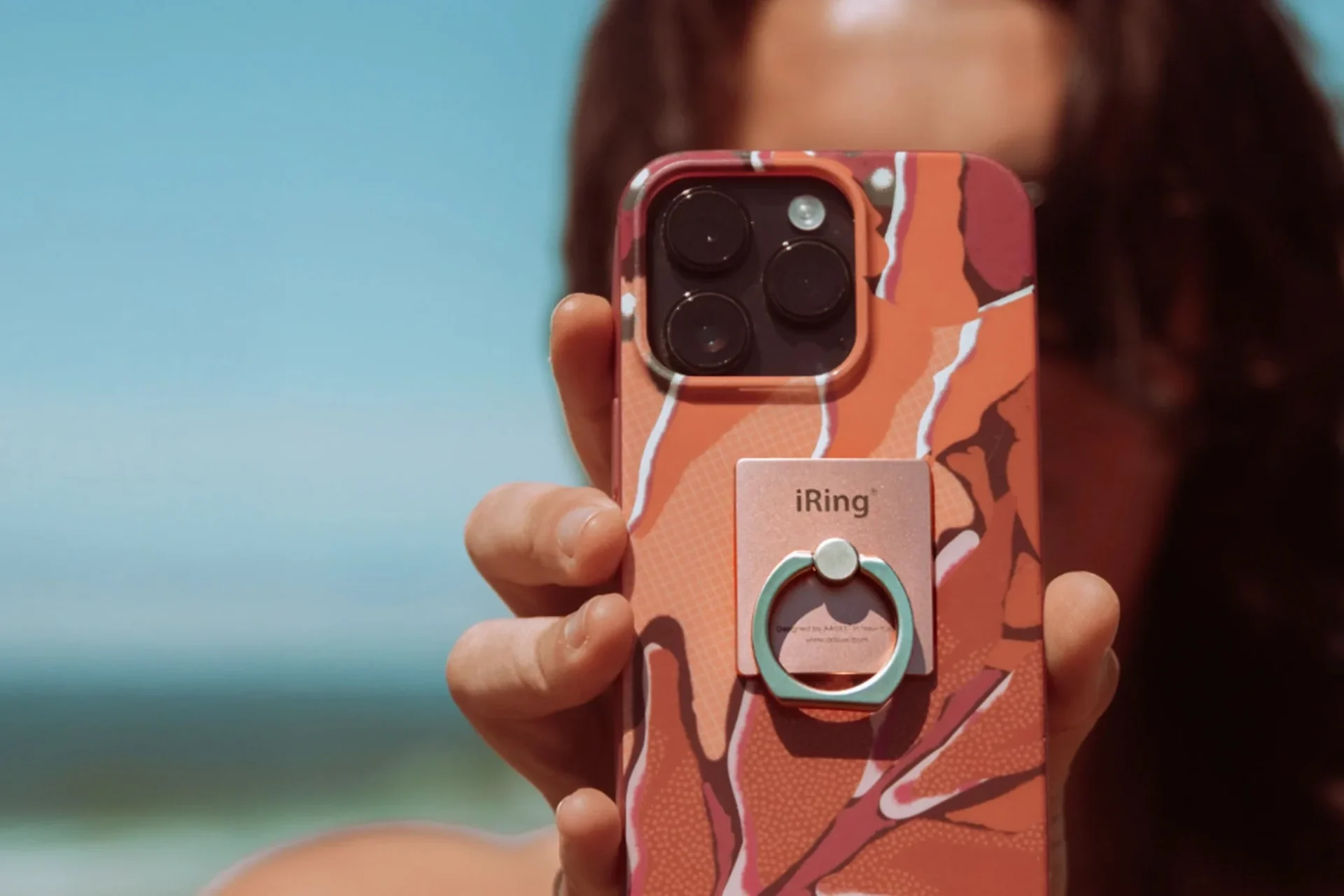 iRingを装着したスマートフォンを屋外で使用する様子